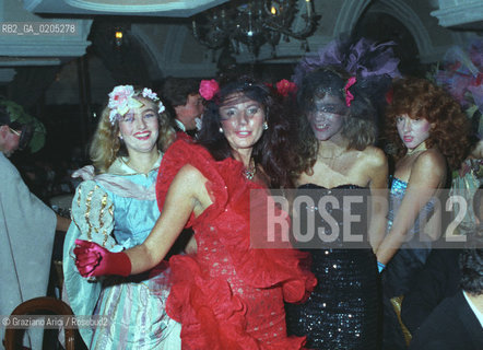 VENEZIA 1983 DONNE IN MASCHERA AL CIPRIANI © ARCHIVIO Graziano Arici/Rosebud2  RISTORANTE CIPRIANI BACCANALI FESTA IN MASCHERA
