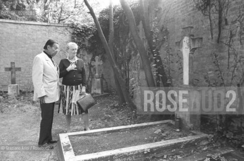 VENEZIA 1983 IL DANZATORE E COREOGRAFO SERGE LIFAR CON LA CONTESSA VENDRAMINA MARCELLO © ARCHIVIO Graziano Arici/Rosebud2  TOMBA COMPOSITORE  IGOR STRAVINSKIJ ISOLA SAN MICHELE