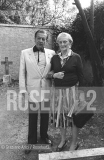 VENEZIA 1983 IL DANZATORE E COREOGRAFO SERGE LIFAR CON LA CONTESSA VENDRAMINA MARCELLO © ARCHIVIO Graziano Arici/Rosebud2  TOMBA COMPOSITORE  IGOR STRAVINSKIJ ISOLA SAN MICHELE