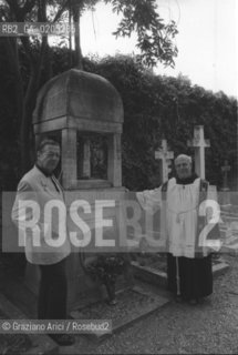 VENEZIA 1983 IL DANZATORE E COREOGRAFO SERGE LIFAR CON UN SACERDOTE © ARCHIVIO Graziano Arici/Rosebud2  TOMBA COMPOSITORE  IGOR STRAVINSKIJ ISOLA SAN MICHELE