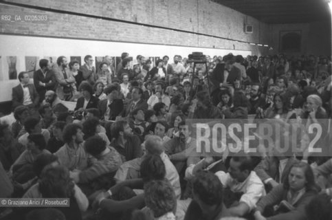 VENEZIA 1983 PROIEZIONE DI FOTOGRAFIE DI MAPPLETHORPE AL PUBBLICO © ARCHIVIO Graziano Arici/Rosebud2  FOTOGRAFO ROBERT MAPPLETHORPE MOSTRA FOTOGRAFICA PALAZZO FORTUNY