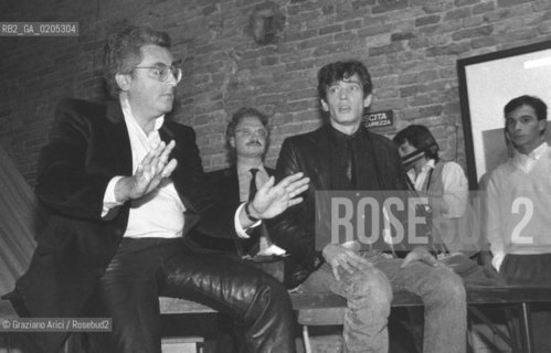 VENEZIA 1983 IL FOTOGRAFO ROBERT MAPPLETHORPE CON IL CRITICO D’ARTE GERMANO CELANT  © ARCHIVIO Graziano Arici/Rosebud2  PRESENTAZIONE MOSTRA FOTOGRAFICA PALAZZO FORTUNY