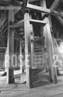 VENEZIA 1984 IMPALCATURE E SCALE INTERNE MULINO STUCKY © ARCHIVIO Graziano Arici/Rosebud2   ARCHEOLOGIA INDUSTRIALE MULINO STUCKY PRE-INCENDIO INTERNI GIUDECCA