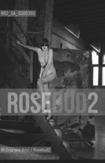 VENEZIA 1984 WORKS SHOP DEL FOTOGRAFO TEDESCO HELMUT NEWTON © ARCHIVIO Graziano Arici/Rosebud2  VENEZIA 79 LA FOTOGRAFIA WORKS SHOP PALAZZO FORTUNY MODELLA NUDA