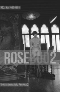 VENEZIA 1984 WORKS SHOP DEL FOTOGRAFO TEDESCO HELMUT NEWTON © ARCHIVIO Graziano Arici/Rosebud2  VENEZIA 79 LA FOTOGRAFIA WORKS SHOP PALAZZO FORTUNY MODELLA NUDA