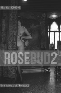 VENEZIA 1984 WORKS SHOP DEL FOTOGRAFO TEDESCO HELMUT NEWTON © ARCHIVIO Graziano Arici/Rosebud2  VENEZIA 79 LA FOTOGRAFIA WORKS SHOP PALAZZO FORTUNY MODELLA NUDA