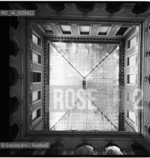 VENEZIA 1984 COPERTURA SALONE DI PALAZZO GRASSI © ARCHIVIO Graziano Arici/Rosebud2  COPERTURA CORTILE INTERNO PALAZZO GRASSI SALONE