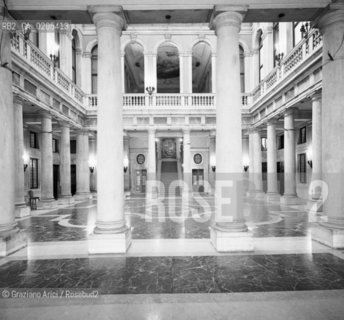 VENEZIA 1984 SALONE PALAZZO GRASSI © ARCHIVIO Graziano Arici/Rosebud2  INTERNI COLONNATO ATRIO