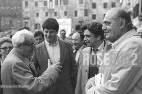 VENEZIA 1985 POLITICO ACHILLE OCHETTO CON GIANNI PELLICANI E GIOBATTA GIANQUINTO PER VENEZIA © ARCHIVIO Graziano Arici/Rosebud2  POLITICA INCONTRO PCI