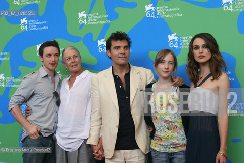 28_08_2007 - VENICE - 64TH FILM FESTIVAL - FILM ATONEMENT LEFT TO RIGHT:  THE ACTORS JAMES McAVOY, VANESSA REDGRAVE, THE DIRECTOR JOE WRIGHT, THE ACTRESSES SAOIRSE RONAN AND KEIRA KNIGHTLY. ©Graziano Arici/Rosebud2