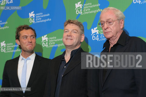 30_08_2007 - VENICE - 64TH FILM FESTIVAL - FILM FILM SLEUTH THE DIRECTOR KENNET BRANAGH BETWEEN THE ACTOR AND PRODUCER JUDE LAW - LEFT- AND THE ACTOR MICHAEL CAINE - RIGHT - ©Graziano Arici/Rosebud2