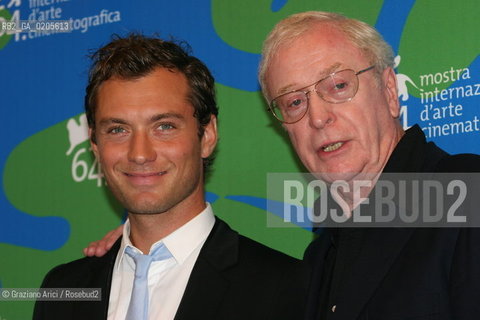 30_08_2007 - VENICE - 64TH FILM FESTIVAL - FILM FILM SLEUTH - LEFT TO RIGHT: THE ACTOR AND PRODUCER JUDE LAW WITH THE ACTOR MICHAEL CAINE ©Graziano Arici/Rosebud2