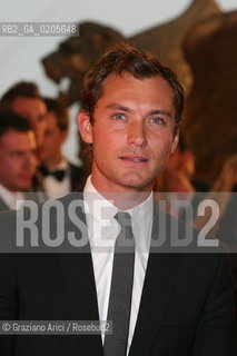 30_08_2007 - VENICE - 64TH FILM FESTIVAL - RED CARPET FILM SLEUTH THE ACTOR JUDE LAW ©Graziano Arici/Rosebud2