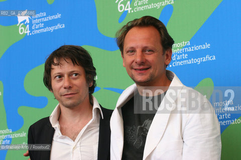 31_08_2007 - VENICE - 64TH FILM FESTIVAL - FILM LHISTOIRE DE RICHARD O. RIGHT TO LEFT: THE DIRECTOR DAMIEN ODOUL WITH THE ACTOR MATHIEU AMALRIC ©Graziano Arici/Rosebud2