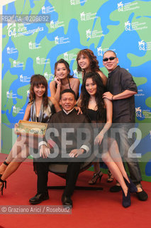 04_09_2007 - VENICE - 64TH FILM FESTIVAL - FILM BANGBANG WO AISHEN (HELP ME EROS) - THE DIRECTOR LEE KANG SHENG (IN THE MIDDLE) WITH THE ACTRESSES YIN SHIN, CHOU CHUN YEN, HSIEH I CHEN, LIU JO TING AND THE PRODUCER TSAI MING LIANG ©Graziano Arici/Rosebud2