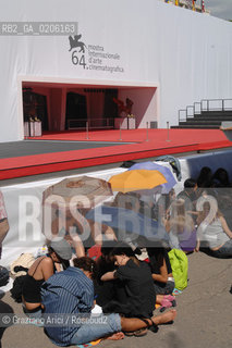 05_09_2007 - VENICE - 64TH FILM FESTIVAL - THE FESTIVAL PALACE WITH FANS ©Graziano Arici/Rosebud2