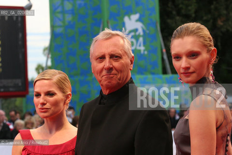 06_09_2007 - VENICE - 64TH FILM FESTIVAL - RED CARPET FILM NIGHTWATCHING - THE DIRECTOR PETER GREENAWAY WITH THE ACTRESS EVA BIRTHISTLE (LEFT) AND THE ACTRESS AGATA BUZEK. ©Graziano Arici/Rosebud2