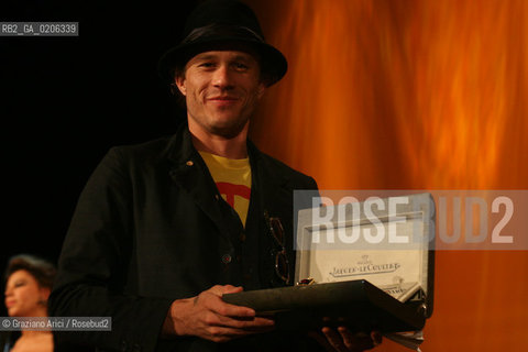 08_09_2007 - VENICE - 64TH FILM FESTIVAL - OFFICIAL AWARDS - COPPA VOLPI FOR BEST ACTRESS TO CATE BLANCHETT, PRIZE TAKEN FROM THE ACTOR HEATH LEDGER . ©Graziano Arici/Rosebud2