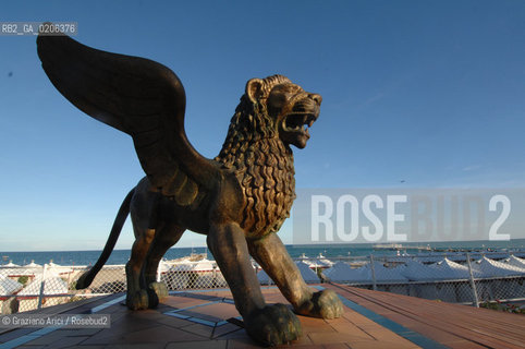 08_09_2007 - VENICE - 64TH FILM FESTIVAL - THE GOLDEN LION IN VENICE BEACH ©Graziano Arici/Rosebud2