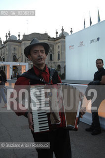 08_09_2007 - VENICE - 64TH FILM FESTIVAL - THE POLITIC LEFT LEADER ORESTE SCALZONE IN A DEMONSTRATION AGAINST THE FILM FESTIVAL FOR THE LIBERATION OF THE EX- RED BRIGADE MILITANT MARINA PETRELLA SINGS ANARCHIST STRUGGLE SONGS ©Graziano Arici/Rosebud2 FOTOGRAFO
