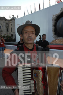 08_09_2007 - VENICE - 64TH FILM FESTIVAL - THE POLITIC LEFT LEADER ORESTE SCALZONE IN A DEMONSTRATION AGAINST THE FILM FESTIVAL FOR THE LIBERATION OF THE EX- RED BRIGADE MILITANT MARINA PETRELLA SINGS ANARCHIST STRUGGLE SONGS ©Graziano Arici/Rosebud2 FOTOGRAFO