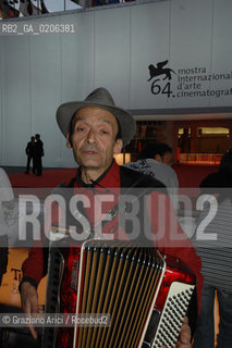 08_09_2007 - VENICE - 64TH FILM FESTIVAL - THE POLITIC LEFT LEADER ORESTE SCALZONE IN A DEMONSTRATION AGAINST THE FILM FESTIVAL FOR THE LIBERATION OF THE EX- RED BRIGADE MILITANT MARINA PETRELLA SINGS ANARCHIST STRUGGLE SONGS ©Graziano Arici/Rosebud2 FOTOGRAFO