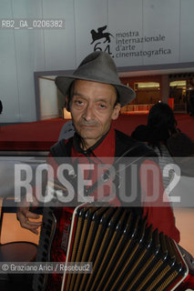 08_09_2007 - VENICE - 64TH FILM FESTIVAL - THE POLITIC LEFT LEADER ORESTE SCALZONE IN A DEMONSTRATION AGAINST THE FILM FESTIVAL FOR THE LIBERATION OF THE EX- RED BRIGADE MILITANT MARINA PETRELLA SINGS ANARCHIST STRUGGLE SONGS ©Graziano Arici/Rosebud2 FOTOGRAFO