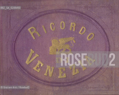 -VENEZIA, SENZA INDICAZIONE DAUTORE, COPERTINA, SENZA DATA. STOFFA  INCOLLATA SU CARTONE, CM 27,5X22 CONTENUTE ALLINTERNO DELLALBUM RICORDO DI VENEZIA. ©ARCHIVIO Graziano Arici/Rosebud2   FOTOANTICHE.-VENICE, NO AUTHOR S INDICATION, COPERTINA, UNDATED. CLOTH  MOUNTED ON CARDBOARD, CM 27,5X22 ©Graziano Arici/Rosebud2 