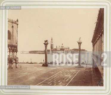 -VENEZIA, P.BERTOJA, PIAZZETTA S.MARCO VERSO IL MOLO , SENZA DATA. STAMPA ALLALBUMINA  INCOLLATA SU CARTONE, CM 26X21 CONTENUTE ALLINTERNO DELLALBUM RICORDO DI VENEZIA. ©ARCHIVIO Graziano Arici/Rosebud2   FOTOANTICHE.-VENICE, P.BERTOJA, PIAZZETTA S.MARCO VERSO IL MOLO, UNDATED. ALBUMEN PHOTOGRAPH  MOUNTED ON CARDBOARD, CM 26X21 ©Graziano Arici/Rosebud2 