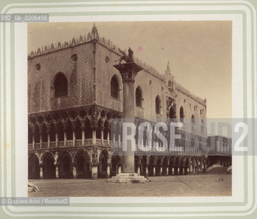 -VENEZIA, SENZA INDICAZIONE DAUTORE, PALAZZO DUCALE, SENZA DATA. STAMPA ALLALBUMINA  INCOLLATA SU CARTONE, CM 26X21 CONTENUTE ALLINTERNO DELLALBUM RICORDO DI VENEZIA. ©ARCHIVIO Graziano Arici/Rosebud2   FOTOANTICHE.-VENICE, NO AUTHOR S INDICATION, PALAZZO DUCALE, UNDATED. ALBUMEN PHOTOGRAPH  MOUNTED ON CARDBOARD, CM 26X21 ©Graziano Arici/Rosebud2 