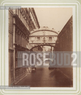 -VENEZIA, P.BERTOJA, PONTE DEI SOSPIRI, SENZA DATA. STAMPA ALLALBUMINA  INCOLLATA SU CARTONE, CM 26X21 CONTENUTE ALLINTERNO DELLALBUM RICORDO DI VENEZIA. ©ARCHIVIO Graziano Arici/Rosebud2   FOTOANTICHE.-VENICE, P.BERTOJA, PONTE DEI SOSPIRI, UNDATED. ALBUMEN PHOTOGRAPH  MOUNTED ON CARDBOARD, CM 26X21 ©Graziano Arici/Rosebud2 