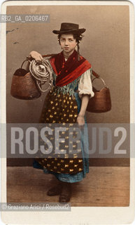 -VENEZIA, CARLO PONTI, DONNA CHE PORTA LACQUA, SENZA DATA. STAMPA ALLALBUMINA INCOLLATA SU CARTONE, CARTE DE VISITE, CM 6X10,5  ©ARCHIVIO Graziano Arici/Rosebud2  MESTIERI, POSATA IN STUDIO FOTOANTICHE.-VENICE, CARLO PONTI, DONNA CHE PORTA LACQUA, UNDATED. ALBUMEN PHOTOGRAPH MOUNTED ON CARDBOARD, CARTE DE VISITE CM 6X10,5 ©Graziano Arici/Rosebud2 
