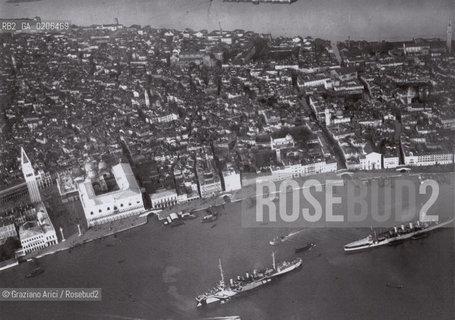 -VENEZIA, SENZA INDICAZIONE DAUTORE, BACINO S.MARCO VEDUTA AEREA, 1930 C.A. STAMPA AI SALI DARGENTO, CM 29,7X21 ©ARCHIVIO Graziano Arici/Rosebud2  NAVE, FOTOANTICHE.-VENICE, NO AUTHORS INDICATION, BACINO S.MARCO VEDUTA AEREA, UNDATED.  SILVER SALT PRINT, CM 29,7X21 ©Graziano Arici/Rosebud2 