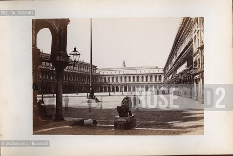-VENEZIA, SENZA INDICAZIONE DAUTORE, PIAZZA S. MARCO VISTA DALLA PIAZZA DEI LEONI, SENZA DATA. STAMPA ALLALBUMINA INCOLLATA SU CARTONE, CM 20,6X14,4 CONTENUTE ALLINTERNO DELLALBUM RICORDO DI VENEZIA (PICCOLO). ©ARCHIVIO Graziano Arici/Rosebud2   FOTOANTICHE.-VENICE, NO AUTHOR S INDICATION, PIAZZA S. MARCO VISTA DALLA PIAZZA DEI LEONI, UNDATED.ALBUMEN PHOTOGRAPH  MOUNTED ON CARDBOARD, CM 20,6X14,4 ©Graziano Arici/Rosebud2 