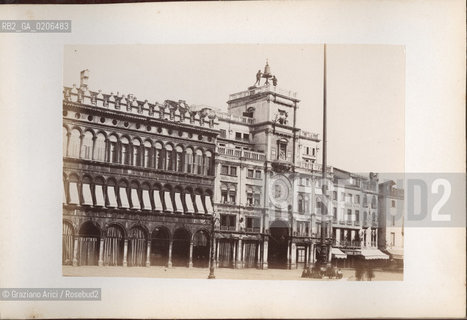 -VENEZIA, SENZA INDICAZIONE DAUTORE, TORRE DELLOROLOGIO, SENZA DATA. STAMPA ALLALBUMINA INCOLLATA SU CARTONE, CM 20,6X14,4 CONTENUTE ALLINTERNO DELLALBUM RICORDO DI VENEZIA (PICCOLO). ©ARCHIVIO Graziano Arici/Rosebud2   FOTOANTICHE.-VENICE, NO AUTHOR S INDICATION, TORRE DELLOROLOGIO, UNDATED.ALBUMEN PHOTOGRAPH  MOUNTED ON CARDBOARD, CM 20,6X14,4 ©Graziano Arici/Rosebud2 