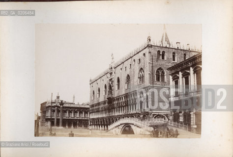 -VENEZIA, SENZA INDICAZIONE DAUTORE, PALAZZO DUCALE, SENZA DATA. STAMPA ALLALBUMINA INCOLLATA SU CARTONE, CM 20,6X14,4 CONTENUTE ALLINTERNO DELLALBUM RICORDO DI VENEZIA (PICCOLO). ©ARCHIVIO Graziano Arici/Rosebud2   FOTOANTICHE.-VENICE, NO AUTHOR S INDICATION, PALAZZO DUCALE, UNDATED.ALBUMEN PHOTOGRAPH  MOUNTED ON CARDBOARD, CM 20,6X14,4 ©Graziano Arici/Rosebud2 