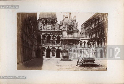 -VENEZIA, SENZA INDICAZIONE DAUTORE, CORTILE INTERNO DI PALAZZO DUCALE, SENZA DATA. STAMPA ALLALBUMINA INCOLLATA SU CARTONE, CM 20,6X14,4 CONTENUTE ALLINTERNO DELLALBUM RICORDO DI VENEZIA (PICCOLO). ©ARCHIVIO Graziano Arici/Rosebud2   FOTOANTICHE.-VENICE, NO AUTHOR S INDICATION, CORTILE INTERNO DI PALAZZO DUCALE, UNDATED.ALBUMEN PHOTOGRAPH  MOUNTED ON CARDBOARD, CM 20,6X14,4 ©Graziano Arici/Rosebud2 