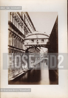 -VENEZIA, SENZA INDICAZIONE DAUTORE, PONTE DEI SOSPIRI, SENZA DATA. STAMPA ALLALBUMINA INCOLLATA SU CARTONE, CM 20,6X14,4 CONTENUTE ALLINTERNO DELLALBUM RICORDO DI VENEZIA (PICCOLO). ©ARCHIVIO Graziano Arici/Rosebud2   FOTOANTICHE.-VENICE, NO AUTHOR S INDICATION, PONTE DEI SOSPIRI, UNDATED.ALBUMEN PHOTOGRAPH  MOUNTED ON CARDBOARD, CM 20,6X14,4 ©Graziano Arici/Rosebud2 