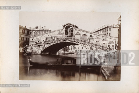-VENEZIA, SENZA INDICAZIONE DAUTORE, PONTE DI RIALTO, SENZA DATA. STAMPA ALLALBUMINA INCOLLATA SU CARTONE, CM 20,6X14,4 CONTENUTE ALLINTERNO DELLALBUM RICORDO DI VENEZIA (PICCOLO). ©ARCHIVIO Graziano Arici/Rosebud2   FOTOANTICHE.-VENICE, NO AUTHOR S INDICATION, PONTE DI RIALTO, UNDATED.ALBUMEN PHOTOGRAPH  MOUNTED ON CARDBOARD, CM 20,6X14,4 ©Graziano Arici/Rosebud2 