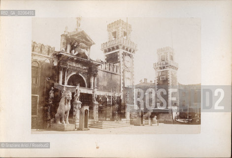 -VENEZIA, SENZA INDICAZIONE DAUTORE, ENTRATA DELLARSENALE, SENZA DATA. STAMPA ALLALBUMINA INCOLLATA SU CARTONE, CM 20,6X14,4 CONTENUTE ALLINTERNO DELLALBUM RICORDO DI VENEZIA (PICCOLO). ©ARCHIVIO Graziano Arici/Rosebud2   FOTOANTICHE.-VENICE, NO AUTHOR S INDICATION, ENTRATA DELLARSENALE, UNDATED.ALBUMEN PHOTOGRAPH  MOUNTED ON CARDBOARD, CM 20,6X14,4 ©Graziano Arici/Rosebud2 
