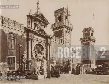 -VENEZIA, SENZA INDICAZIONE DAUTORE, PORTA DELLARSENALE, 1870 C.A. STAMPA ALLALBUMINA, CM 25X19 ©ARCHIVIO Graziano Arici/Rosebud2  FOTOANTICHE.-VENICE, NO AUTHORS INDICATION, PORTA DELLARSENALE, 1870 C.A. ALBUMEN PHOTOGRAPH, CM 25X19 ©Graziano Arici/Rosebud2 