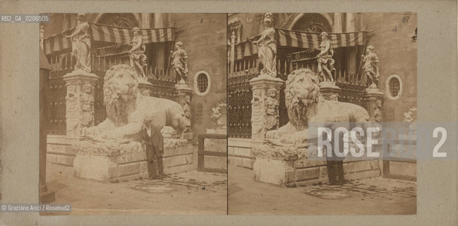 -VENEZIA, SENZA INDICAZIONE DAUTORE, LEONE ALLENTRATA DELLARSENALE, 1860 C.A. POSITIVO ALLALBUMINA MONTATO SU CARTONE, FOTOGRAFIA STEREOSCOPICA, CM 17,2X8,5  ©ARCHIVIO Graziano Arici/Rosebud2   FOTOANTICHE.-VENICE, NO AUTHORS INDICATION, LEONE ALLENTRATA DELLARSENALE, 1860 C.A. ALBUMEN POSITIVE MOUNTED ON CARDBOARD, STEREOSCOPICAL PHOTOGRAPH CM 17,2X8,5 ©Graziano Arici / rosebud2 .