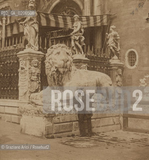 -VENEZIA, SENZA INDICAZIONE DAUTORE, LEONE ALLENTRATA DELLARSENALE, 1860 C.A. POSITIVO ALLALBUMINA MONTATO SU CARTONE, FOTOGRAFIA STEREOSCOPICA, CM 17,2X8,5  ©ARCHIVIO Graziano Arici/Rosebud2   FOTOANTICHE.-VENICE, NO AUTHORS INDICATION, LEONE ALLENTRATA DELLARSENALE, 1860 C.A. ALBUMEN POSITIVE MOUNTED ON CARDBOARD, STEREOSCOPICAL PHOTOGRAPH CM 17,2X8,5 ©Graziano Arici / rosebud2 .