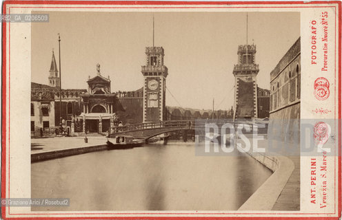 -VENEZIA, ANTONIO PERINI, ENTRATA DELLARSENALE, SENZA DATA. STAMPA ALLALBUMINA INCOLLATA SU CARTONE, CARTE DE VISITE, CM 10,8X16,7  ©ARCHIVIO Graziano Arici/Rosebud2  FOTOANTICHE.-VENICE, ANTONIO PERINI, ENTRATA DELLARSENALE, UNDATED. ALBUMEN PHOTOGRAPH MOUNTED ON CARDBOARD, CARTE DE VISITE CM 10,8X16,7 ©Graziano Arici / rosebud2