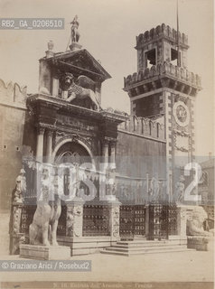 -VENEZIA, CARLO NAYA, ENTRATA DELLARSENALE, ANTE 1866. STAMPA ALLALBUMINA INCOLLATA SU CARTONE, CM 13,3 X17,8 ©ARCHIVIO Graziano Arici/Rosebud2  FOTOANTICHE.-VENICE, CARLO NAYA, ENTRATA DELLARSENALE, ANTE 1866. ALBUMEN PHOTOGRAPH MOUNTED ON CARDBOARD, CM 13,3 X17,8 ©Graziano Arici/Rosebud2 