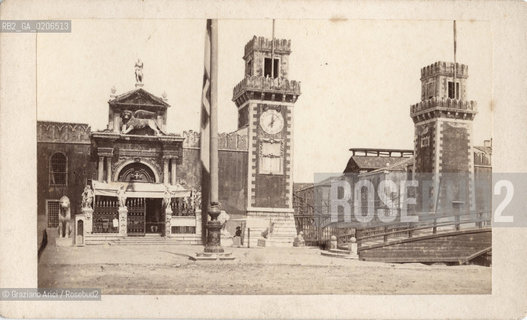 -VENEZIA, CARLO PONTI, ENTRATA DELLARSENALE, SENZA DATA. STAMPA ALLALBUMINA INCOLLATA SU CARTONCINO, CARTE DE VISITE, CM 10,6X6,4  ©ARCHIVIO Graziano Arici/Rosebud2  FOTOANTICHE.-VENICE, CARLO PONTI, ENTRATA DELLARSENALE, UNDATED. ALBUMEN PHOTOGRAPH MOUNTED ON CARDBOARD, CARTE DE VISITE, CM 10,6X6,4 ©Graziano Arici / rosebud2