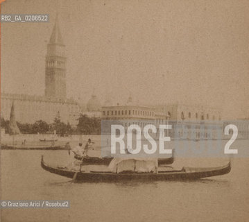 -VENEZIA, SENZA INDICAZIONE DAUTORE, BACINO DI S. MARCO, SENZA DATA. POSITIVO ALLALBUMINA MONTATO SU CARTONE, FOTOGRAFIA STEREOSCOPICA, CM 17,5X8,6  ©ARCHIVIO Graziano Arici/Rosebud2  GONDOLA, FOTOANTICHE.-VENICE, NO AUTHORS INDICATION, BACINO DI S. MARCO, UNDATED. ALBUMEN POSITIVE MOUNTED ON CARDBOARD, STEREOSCOPICAL PHOTOGRAPH CM 17,5X8,6 ©Graziano Arici / rosebud2