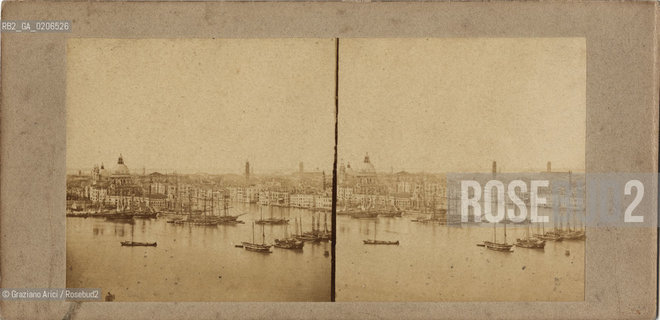 -VENEZIA, SENZA INDICAZIONE DAUTORE, BACINO DI S. MARCO, SENZA DATA. POSITIVO ALLALBUMINA MONTATO SU CARTONE, FOTOGRAFIA STEREOSCOPICA, CM 17,4X8,4  ©ARCHIVIO Graziano Arici/Rosebud2  CHIESA DELLA SALUTE E BARCHE, FOTOANTICHE.-VENICE, NO AUTHORS INDICATION, BACINO DI S. MARCO UNDATED. ALBUMEN POSITIVE MOUNTED ON CARDBOARD, STEREOSCOPICAL PHOTOGRAPH CM 17,4X8,4 ©Graziano Arici / rosebud2 .