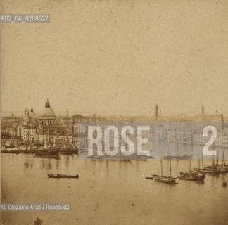 -VENEZIA, SENZA INDICAZIONE DAUTORE, BACINO DI S. MARCO, SENZA DATA. POSITIVO ALLALBUMINA MONTATO SU CARTONE, FOTOGRAFIA STEREOSCOPICA, CM 17,4X8,4  ©ARCHIVIO Graziano Arici/Rosebud2  CHIESA DELLA SALUTE E BARCA, FOTOANTICHE.-VENICE, NO AUTHORS INDICATION, BACINO DI S. MARCO UNDATED. ALBUMEN POSITIVE MOUNTED ON CARDBOARD, STEREOSCOPICAL PHOTOGRAPH CM 17,4X8,4 ©Graziano Arici / rosebud2 .