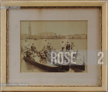-VENEZIA, SENZA INDICAZIONE DAUTORE, BACINO DI S. MARCO, TURISTI AMERICANI, 1890 C.A. STAMPA ALLALBUMINA INCOLLATA SU CARTONE CON PASSPARTOUT CM 33,6X26 E CON CORNICE IN LEGNO E PLASTICA LACCATA COLOR CREMA E ORO CM 53,5X46,5  ©ARCHIVIO Graziano Arici/Rosebud2  PERSONA, GONDOLA, FOTOANTICHE.-VENICE, NO AUTHORS INDICATION, BACINO DI S. MARCO, AMERICAN TURIST, 1890 C.A. ALBUMEN PHOTOGRAPH MOUNTED ON CARDBOARD CM 33,6X26  AND WITH WOODEN AND PLASTIC FRAME WHITE AND GOLD COLOR CM 53,5X46,5©Graziano Arici / rosebud2
